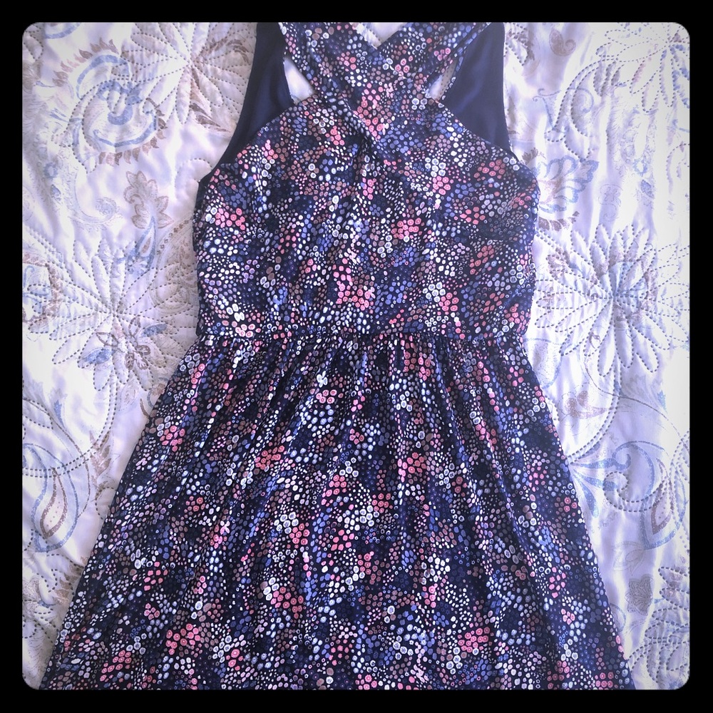 Midi midi dress with straps that cross in the back